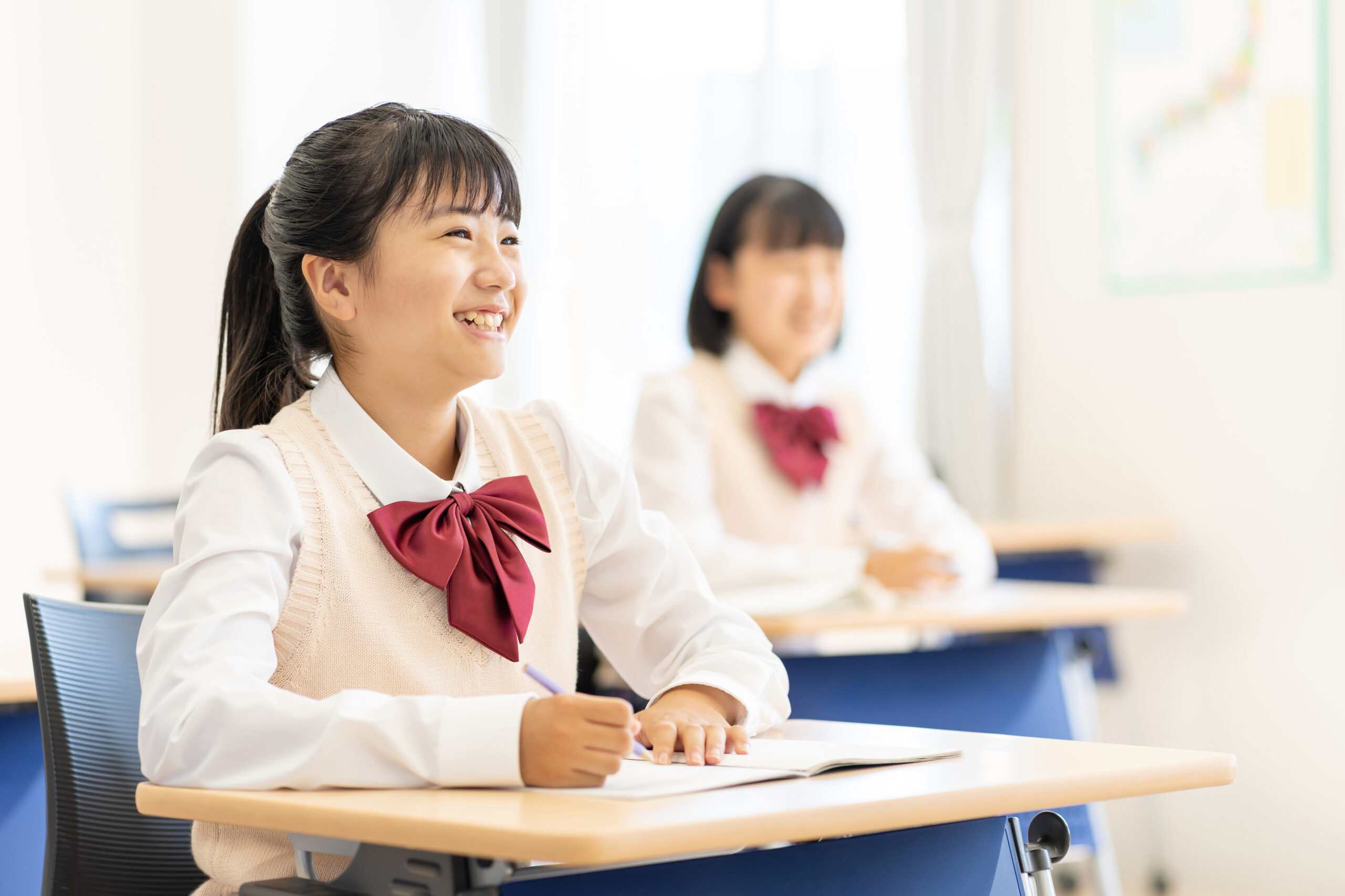 「通信制高校って、うちの子に向いているのかしら」――そんな疑問を抱えながら、この記事にたどり着いた保護者の方も多いのではないでしょうか。全日制でもなく、定時制で